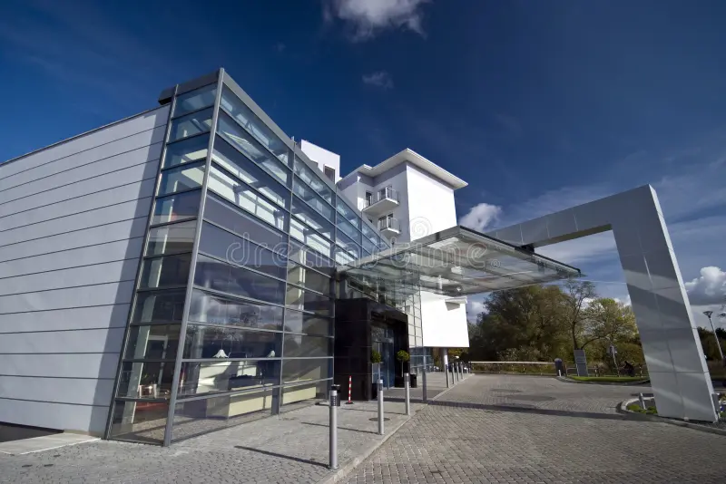 Façade d'hôtel avec grandes vitres